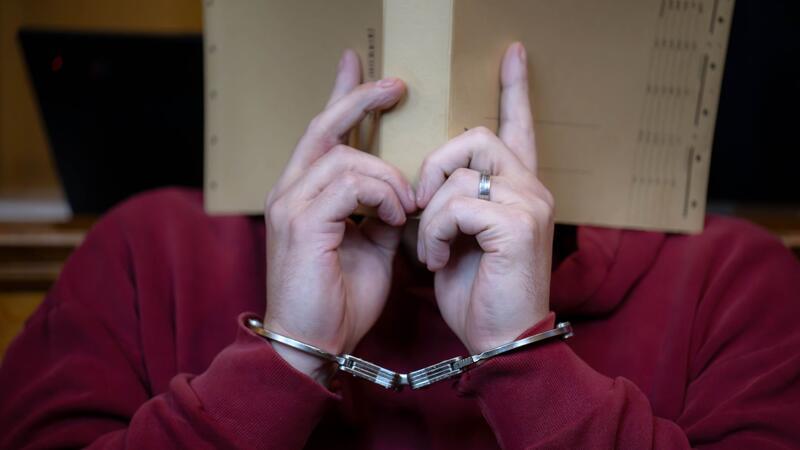 Bremer Altenpfleger tötet im Heim, um ein Held zu sein Der Angeklagte sitzt in Handschellen im Gerichtssaal.