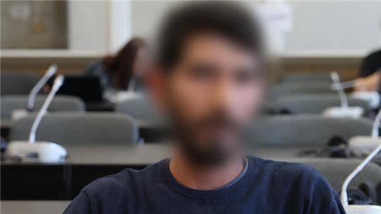 Der Angeklagte sitzt kurz vor Beginn der Verhandlung in einem Gerichtssaal des Strafjustizgebäudes in Hamburg. Der Mann muss sich wegen Geiselnahme, Entziehung Minderjähriger, vorsätzlicher Körperverletzung und Waffendelikten verantworten.