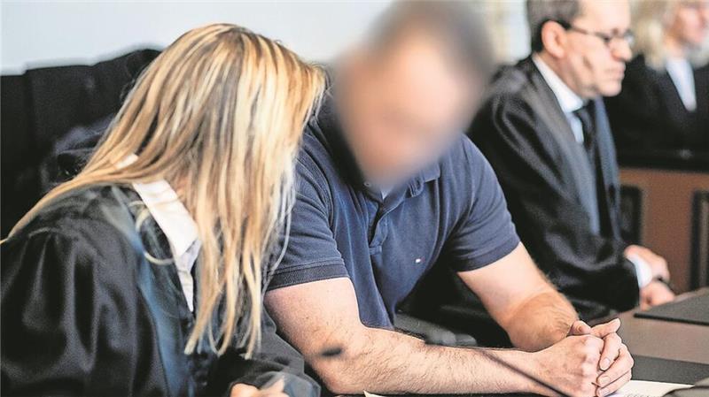 Ein Jahr nach dem Vierfachmord von Scheeßel: Die Betroffenheit bleibt Der Angeklagte sitzt neben seiner Verteidigerin Daniela Post (l.) in einem Gerichtssaal im Landgericht Verden.