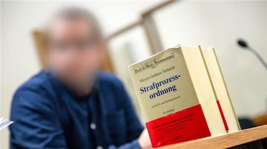 Der Angeklagte sitzt vor Prozessbeginn im Gerichtssaal.