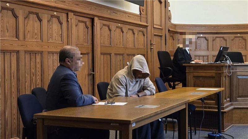 Der Angeklagte sitzt während des Prozesses um versuchten Mord im Landgericht Stade neben seinem Dolmetscher. Eine angespannte Atmosphäre herrscht im Saal 209 des Landgerichts Stade.