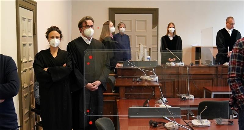 Der Angeklagte sitzt zu Beginn des Prozesses hinter seinen Verteidigern Fenna Busmann (links) und Florian Melloh im Sitzungssaal im Strafjustizgebäude. Foto: Brandt/dpa