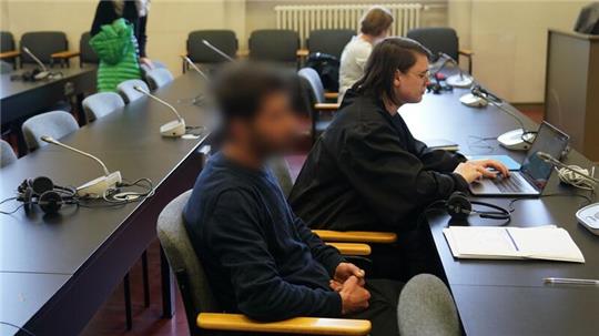 Der Angeklagte sitzt zu Beginn des Prozesses im Sitzungssaal im Strafjustizgebäude.