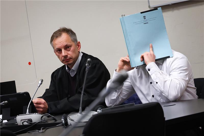 Der Angeklagte sitzt zu Beginn des Prozesses neben seinem Anwalt Roman Raczek. Foto: Christian Charisius/dpa