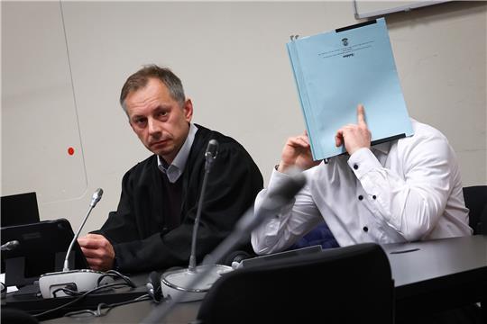 Der Angeklagte sitzt zu Beginn des Prozesses neben seinem Anwalt Roman Raczek. Foto: Christian Charisius/dpa