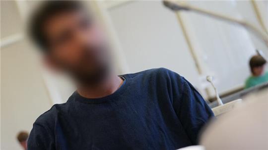 Der Angeklagte sitzt zu Beginn des Prozesses wegen Geiselnahme, Entziehung Minderjähriger, vorsätzlicher Körperverletzung und Waffendelikten im Sitzungssaal im Strafjustizgebäude. 