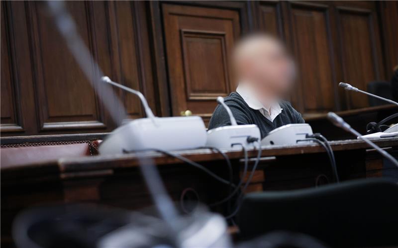 Der Angeklagte sitzt zu Beginn des Prozesstages im Gerichtssaal. Drei Jahre nach dem Fund eines monatelang vermissten getöteten Brasilianers muss das Landgericht Hamburg den Fall erneut verhandeln. DFoto: Christian Charisius/dpa/Pool/dpa