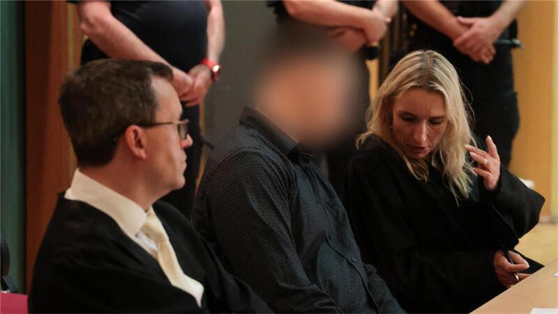 Der Angeklagte sitzt zwischen seinen Pflichtverteidigern Daniela Post (r.) und René Lancker (l.).