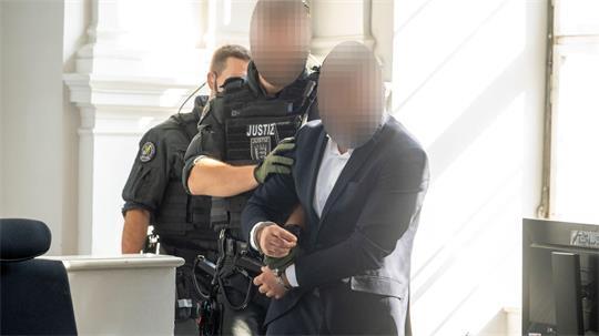 Der Angeklagte soll am 18. Geburtstag des ältesten Kindes auf seine Ehefrau geschossen haben