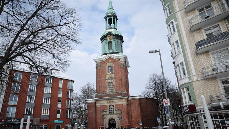 Eklat im Gottesdienst: Küster stirbt, Arzt in Hamburg vor Gericht Der Angeklagte soll in einem Weihnachtsgottesdienst in der Georgskirche einen Küster so heftig gestoßen haben, dass er stürzte und an den Folgen starb. (Archivbild)