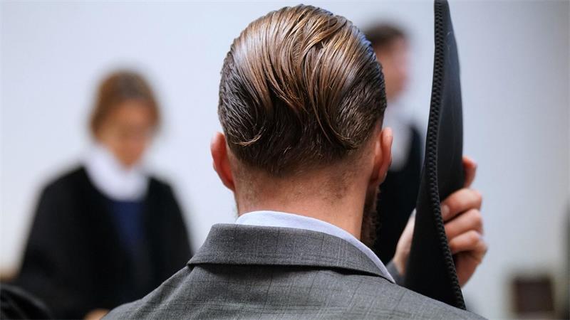 Der Angeklagte soll mit einer Maschinenpistole auf zwei Männer in einem türkischen Kulturverein geschossen haben.