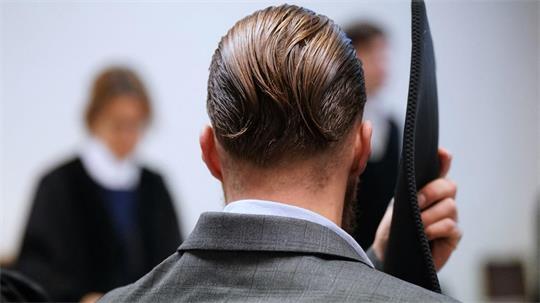 Der Angeklagte soll mit einer Maschinenpistole auf zwei Männer in einem türkischen Kulturverein geschossen haben.