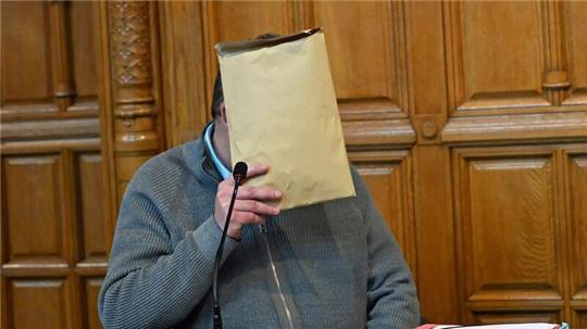 Der Angeklagte soll seine Familie mit einem Lügengeflecht jahrelang gequält haben.