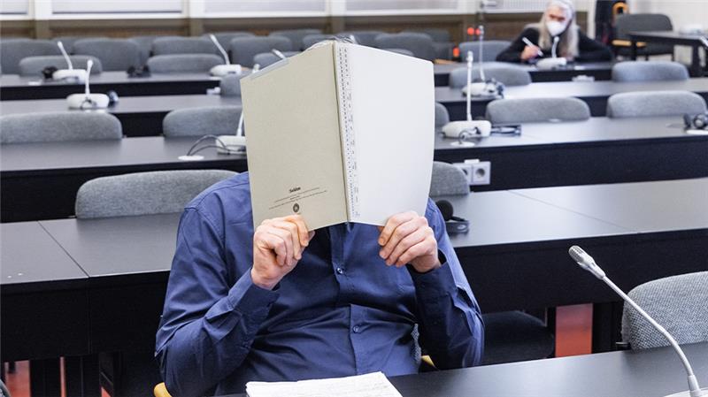 Familienvater soll Hamburger Biomärkte überfallen haben Der Angeklagte soll zwischen August 2021 und Mai 2022 maskiert mit einer Soft-Air-Waffe verschiedene Filialen einer Biomarkt-Kette überfallen haben. Foto: Scholz/dpa
