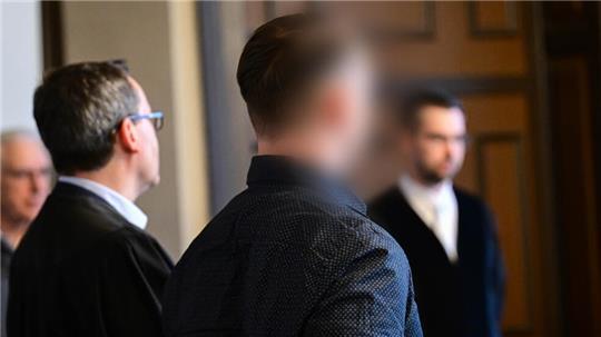 Der Angeklagte steht neben seinem Verteidiger René Lancker im Gerichtssaal im Landgericht Verden.