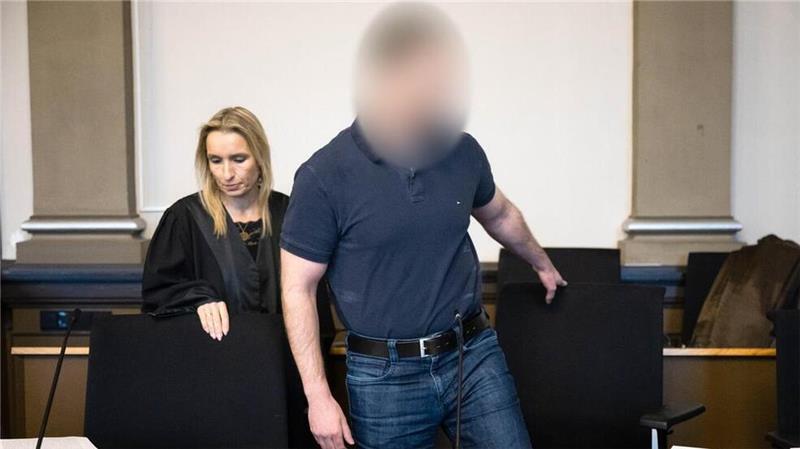 So sehr leiden die Kinder – Mordprozess enthüllt ihre Schicksale Der Angeklagte steht neben seiner Verteidigerin im Gerichtssaal des Landgerichts Verden. Der Soldat steht unter Verdacht, mit einer Waffe vier Menschen im niedersächsischen Landkreis Rotenburg ermordet zu haben. Am Freitag soll das Urteil verkündet werden.