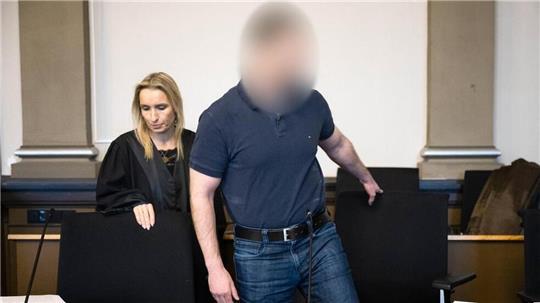 Der Angeklagte steht neben seiner Verteidigerin im Gerichtssaal des Landgerichts Verden. Der Soldat steht unter Verdacht, mit einer Waffe vier Menschen im niedersächsischen Landkreis Rotenburg ermordet zu haben. Am Freitag soll das Urteil verkündet werden.