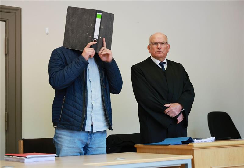 Er gab sich als Musikagent aus: 25-Jähriger wegen sexueller Übergriffe verurteilt Der Angeklagte steht zu Beginn eines weiteren Prozesstages neben seinem Anwalt Peter Salewsky (r) im Gerichtssaal im Strafjustizgebäude. Foto: Christian Charisius/dpa