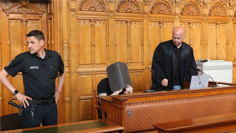 Brutaler Tod von Tamara T.: Leben des Angeklagten von Verhaftungen geprägt Der Angeklagte und sein Verteidiger Alexander Ukat. Schon bevor er Tamara T. begegnete, hat er Straftaten begangen - meistens unter Alkoholeinfluss. Foto: Ralf Sussek