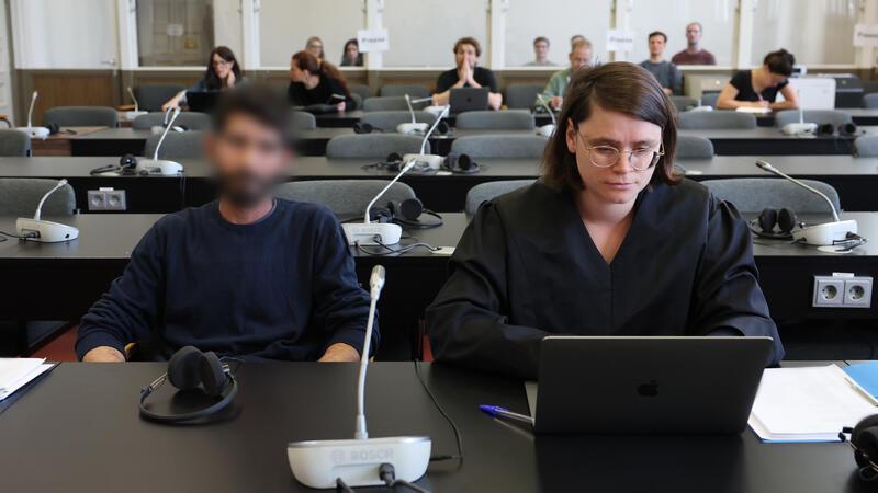 Buxtehuder Geiselnehmer vor Gericht – So dramatisch war die Kindesentführung Der Angeklagte und seine Rechtsanwältin Anna Carlotta Bloch sitzen kurz vor Beginn der Verhandlung in einem Gerichtssaal des Strafjustizgebäudes in Hamburg.