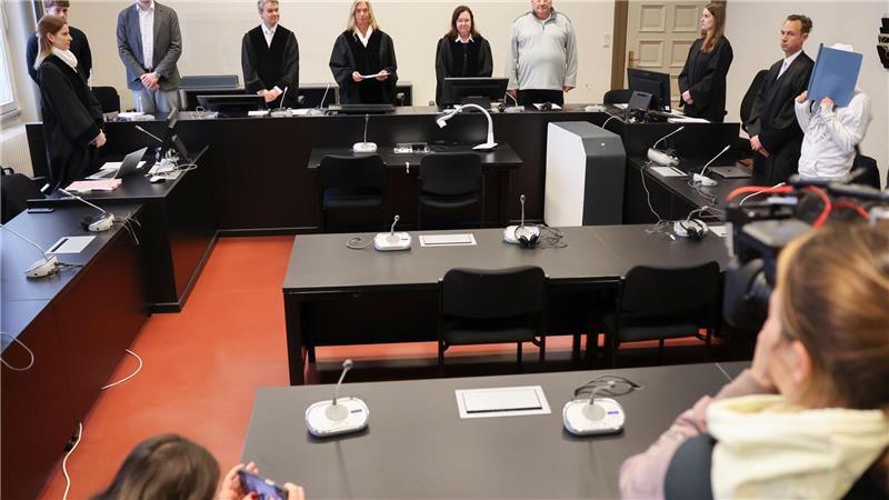 Mit Weinflasche erschlagen und im Schrank verscharrt Der Angeklagte und seine getötete Ex-Partnerin sind Eltern eines gemeinsamen elfjährigen Sohnes.