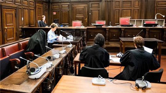 Der Angeklagte verdeckt sein Gesicht mit einer Jacke (Archivfoto).