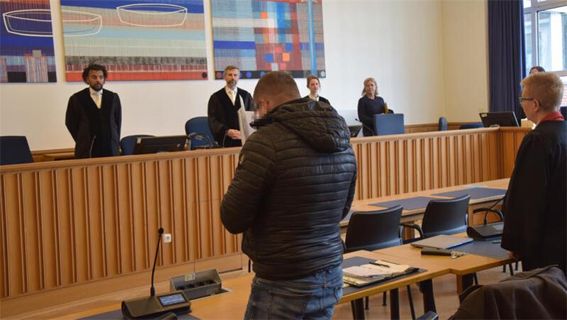 Urteil im Femizid-Prozess: Horneburger Mörder muss für viele Jahre in Haft Der Angeklagte vor Gericht.