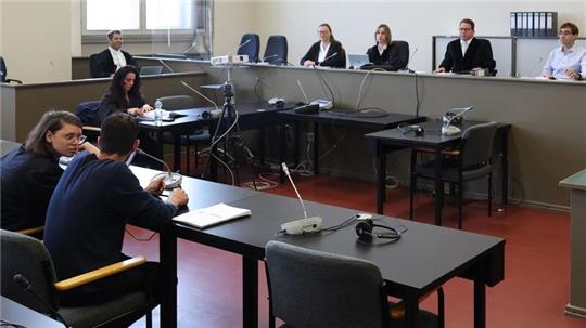 Der Angeklagte (vorn) und seine Rechtsanwältin Anna Carlotta Bloch sitzen kurz vor Beginn der Verhandlung in einem Gerichtssaal des Strafjustizgebäudes in Hamburg.