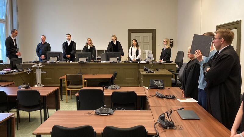 Der Angeklagte war nach Überzeugung des Gerichts voll schuldfähig, als er seinen schlafenden Vater mit 16 Hammerschlägen ermordete.