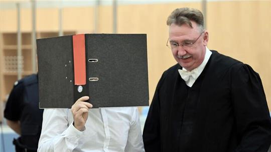 Der Angeklagte wartet mit seinem Anwalt im Gerichtssaal des Oberlandesgerichtes.