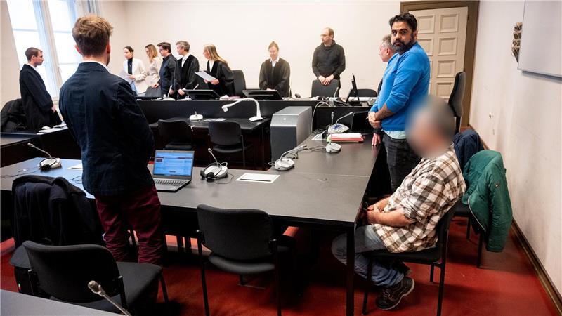 Der Angeklagte weigerte sich, zur Urteilsverkündung aufzustehen.