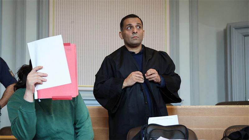 Der Angeklagte weiß nach eigenen Angaben nicht mehr was bei der Tat vorgefallen sei, nachdem er das Messer gezogen habe.