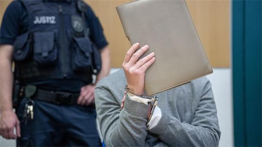 Der Angeklagte will sich zunächst nicht zur Sache äußern 