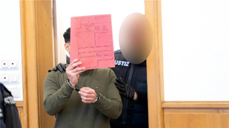 Es war Mord: Angeklagter im Stader Clan-Prozess verurteilt Der Angeklagte wird in einen Verhandlungssaal des Landgerichts Stade geführt.