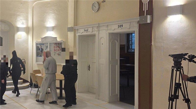Der Angeklagte wird von Justizbeamten aus dem Saal 109 des Landgerichts Stade geführt, wo der Prozess wegen versuchter Anstiftung zum Mord begann.