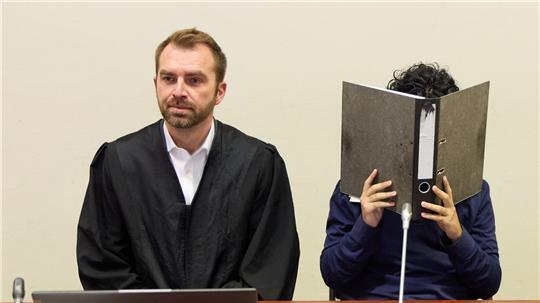 Der Angeklagte wird wegen Beihilfe zum Handel mit 48 Kilo Kokain zu drei Jahren Haft verurteilt. 