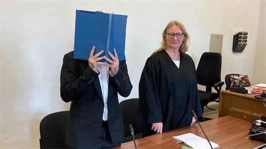 Der Angeklagte wird wegen einfacher und gefährlicher Körperverletzung sowie Vergewaltigung zu zwei Jahren auf Bewährung verurteilt.