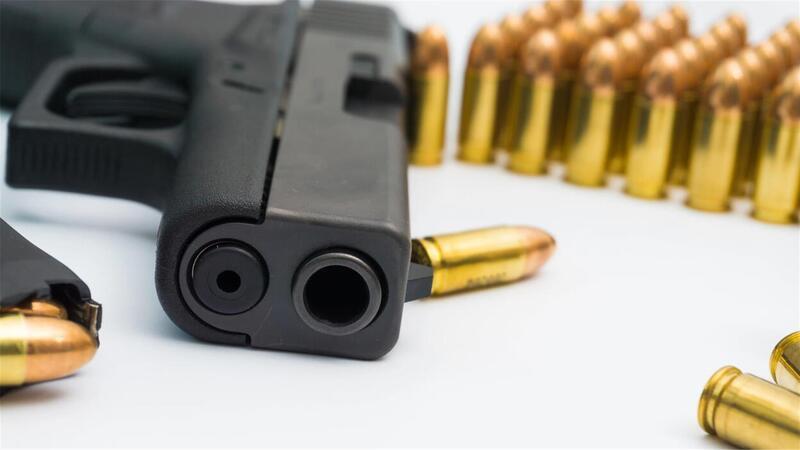 Pistole mit Munition.