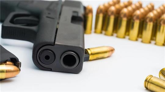 Pistole mit Munition.