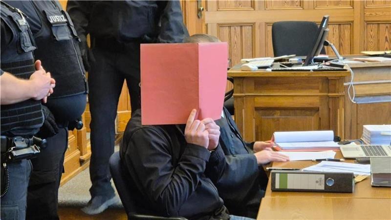 Der Angeklagte wuchs mit einer älteren Schwester und seinen Eltern in Gyhum auf.