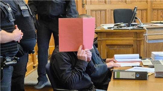 Der Angeklagte wuchs mit einer älteren Schwester und seinen Eltern in Gyhum auf.