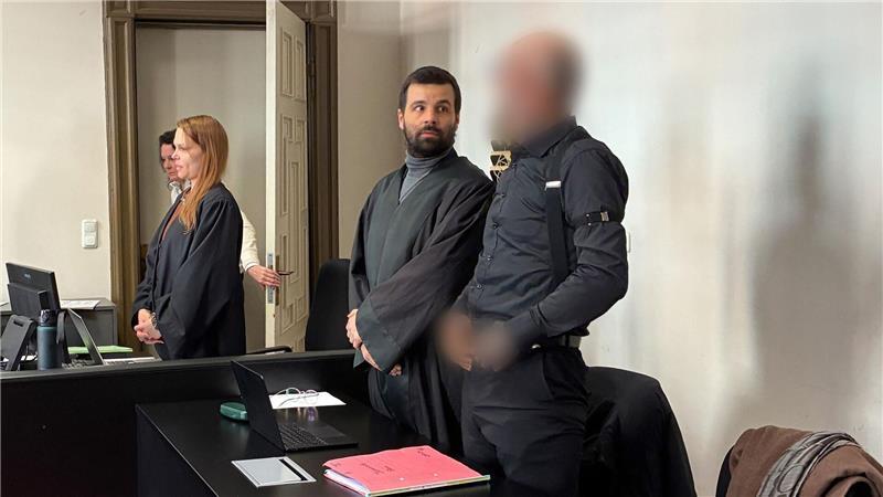 Der Angeklagte wurde wegen gefährlicher Körperverletzung und Bedrohung zu fünf Jahren Haft verurteilt.