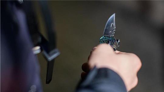 Der Angreifer verletzte sein Opfer mit einem Messer verletzt. (Symbolbild)