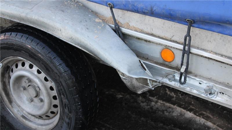 Der Anhänger des Transporters wurde bei dem Unfall beschädigt.