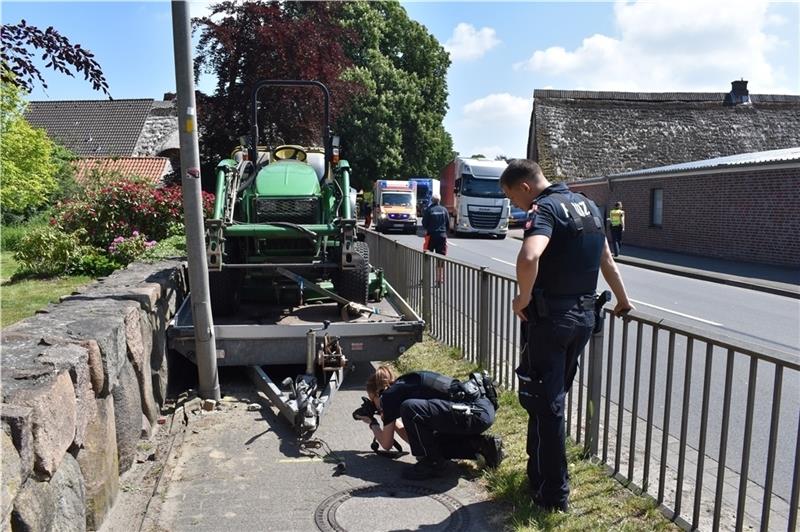 Der Anhänger erfasste eine Neu Wulmstorferin (56) auf dem Fußweg an der Cuxhavener Straße (B 73) in Neukloster Fotos: Vasel