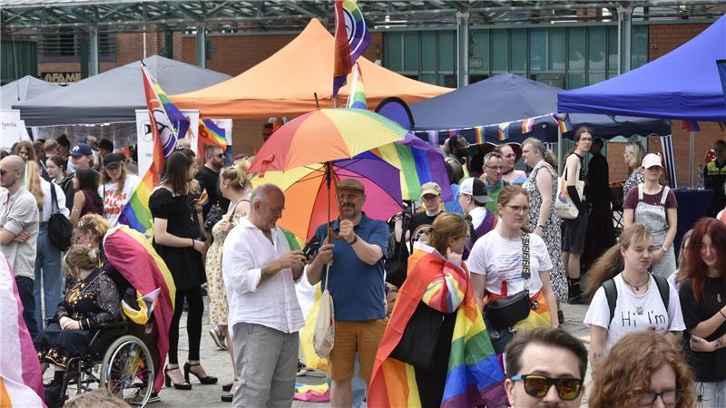 CSD in Stade: Fest der Vielfalt und starkes Zeichen gegen Ausgrenzung Der Ankerplatz erstrahlt in Regenbogenfarben.