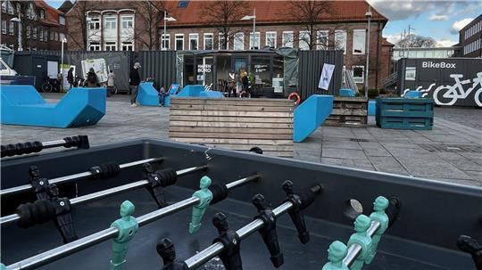 Der Ankerplatz mit seinen grauen Containern auf dem Sand in der Stader City. Langsam kommt Leben in die Bude. Im Hintergrund das Kreishaus.