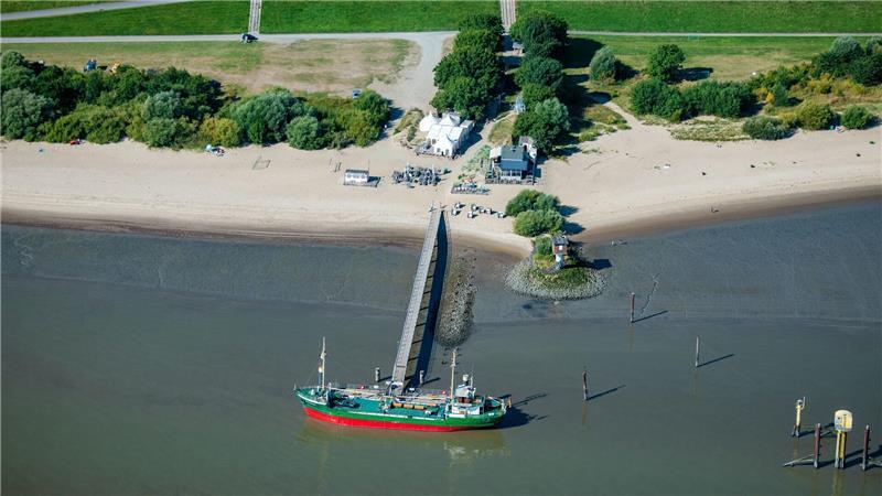 Der Anleger auf Krautsand. Im Hintergrund der Imbiss (rechts) und das Festzelt.