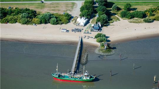 Der Anleger samt Ponton auf Krautsand. Das Museumsschiff Greundiek hat gerade festgemacht.