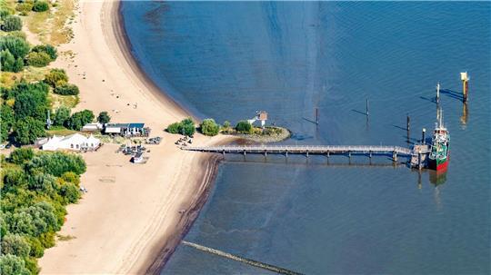 Der Anleger samt Ponton auf Krautsand. Dort festgemacht hat bei dieser Aufnahme das Museumsschiff Greundiek.